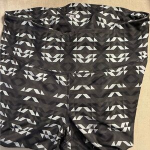 Old Navy Black and White Geometric Leggings capris length xxl.